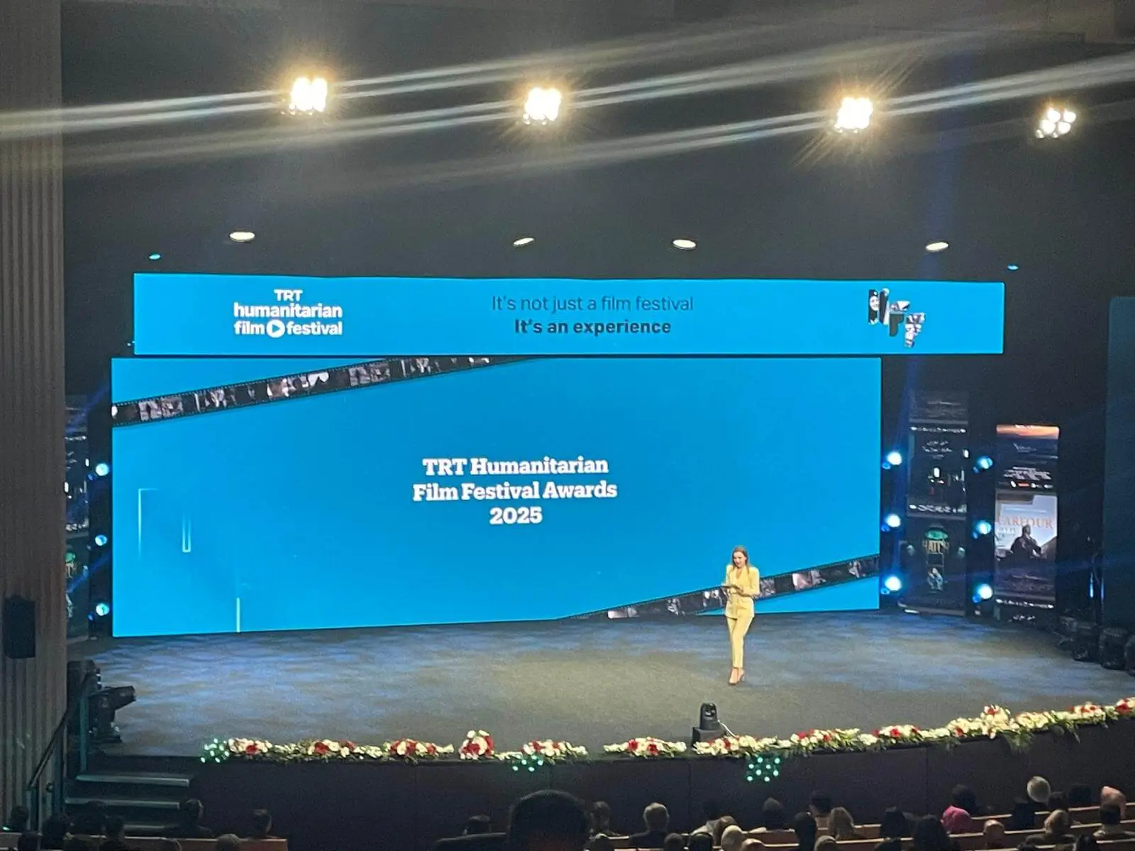 Kurumsal organizasyon örneği: dev LED ekranlı ödül töreni sahnesi ve izleyici