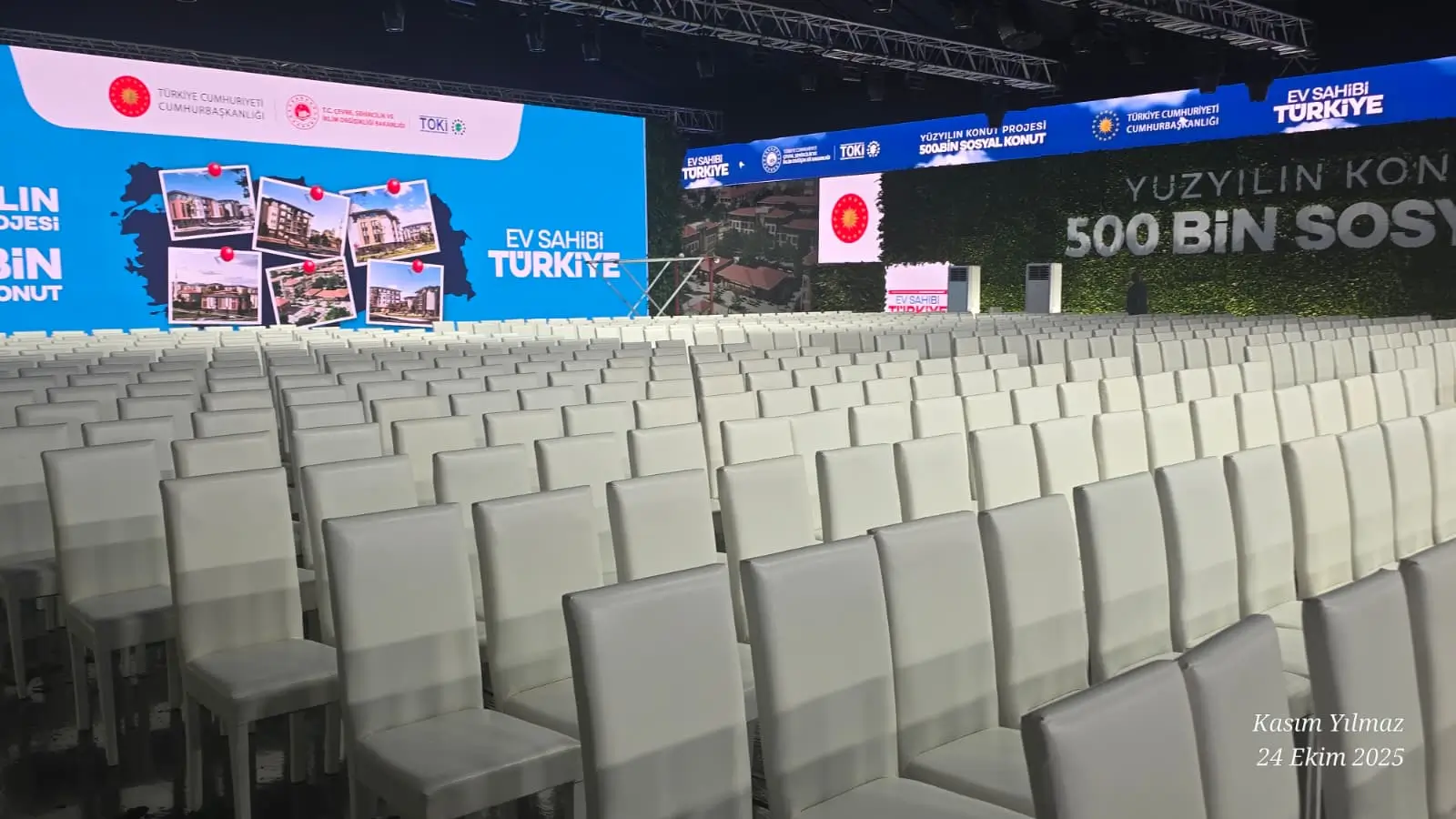 General view of the completed LED screen installation on the 24x8 m stage