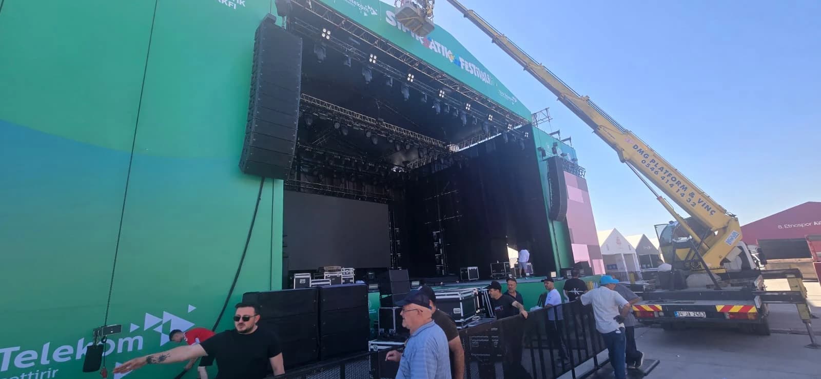 Açık hava festival sahnesinde kurulu line array ses sistemi
