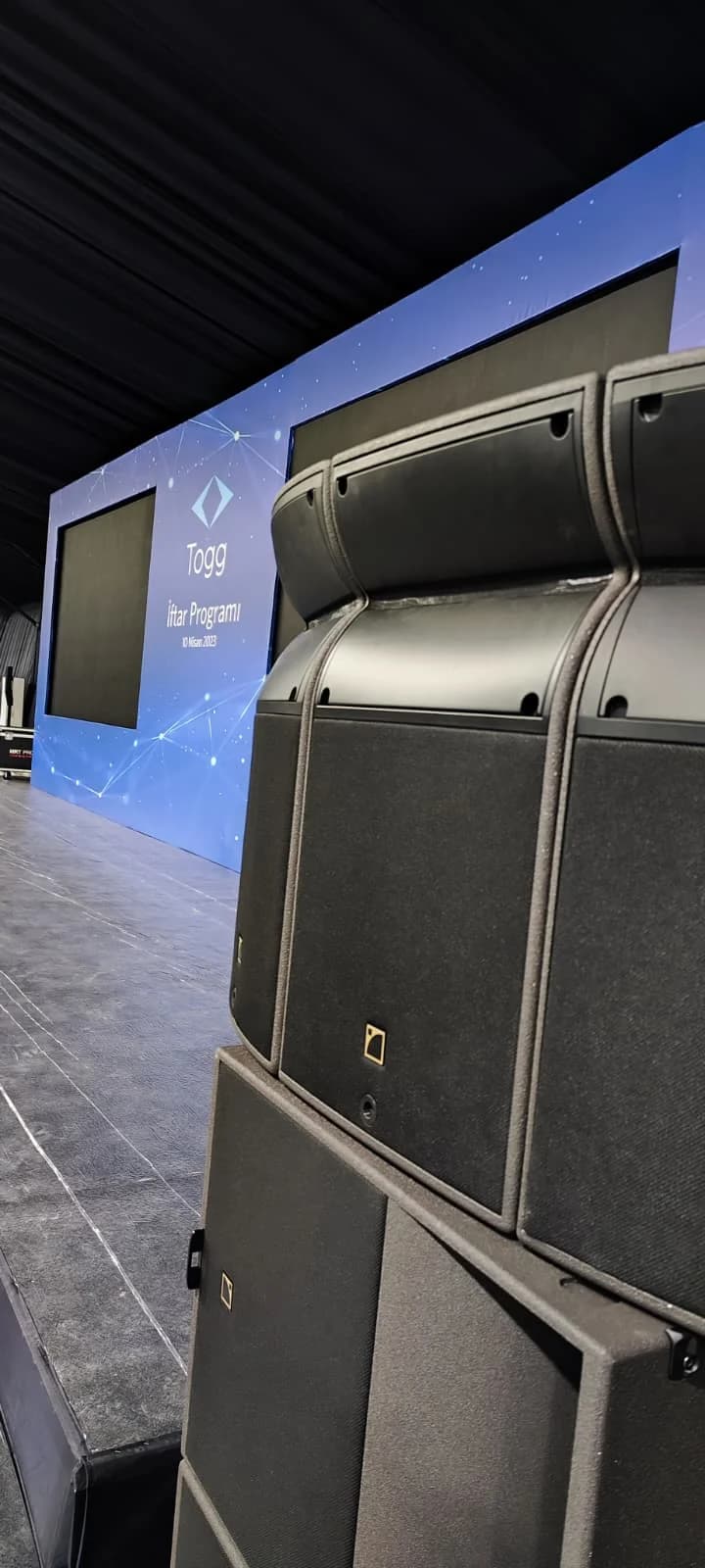 Kurumsal etkinlikte kurulu line array ses sistemi