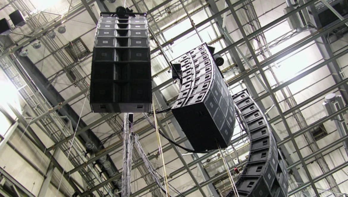 Tavana asılmış profesyonel line array ses sistemi