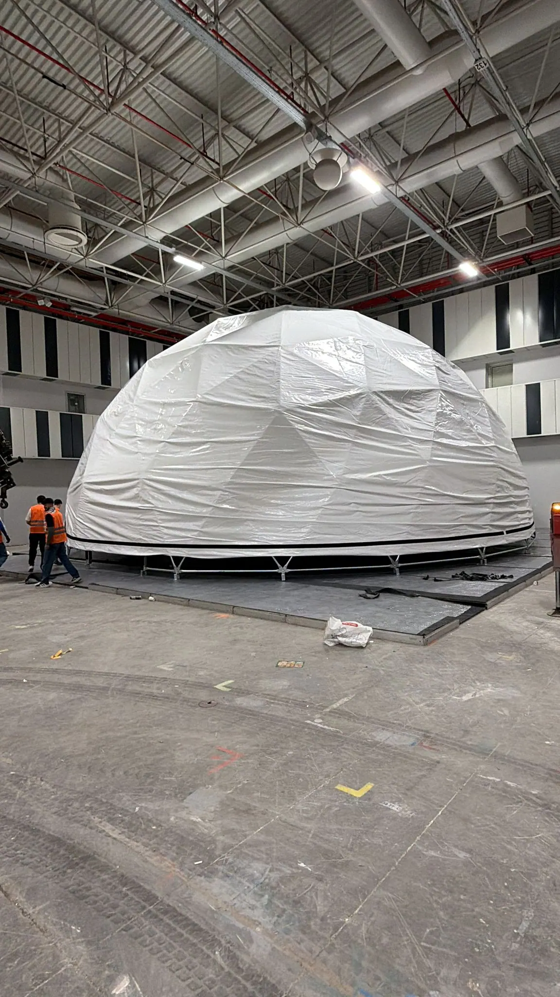 Kapalı fuar alanı içinde dome çadır kurulum süreci