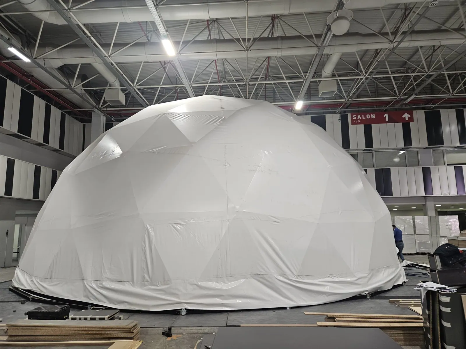 Beyaz dome çadır kaplama detayı ve fuar alanı kurulumu
