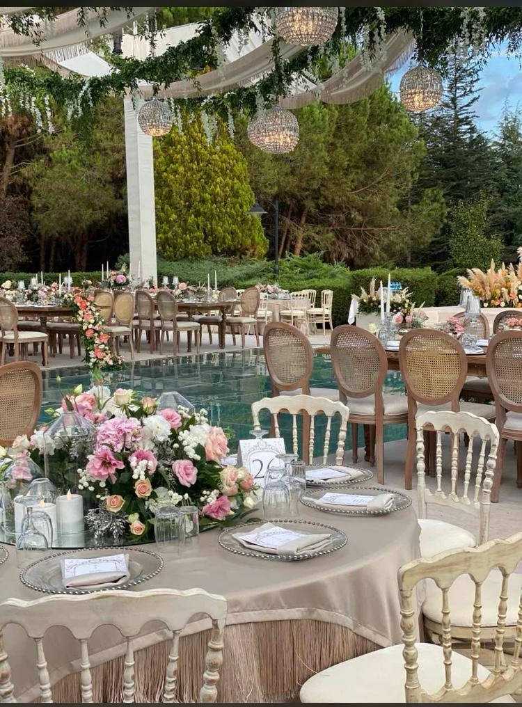Outdoor luxury dinner table arrangement – corporate dining and tasting event organization