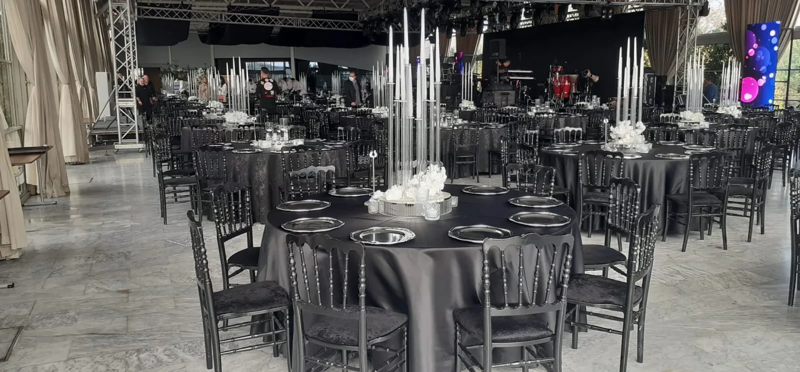 Gala night truss and LED setup – corporate gala dinner decoration and stage design