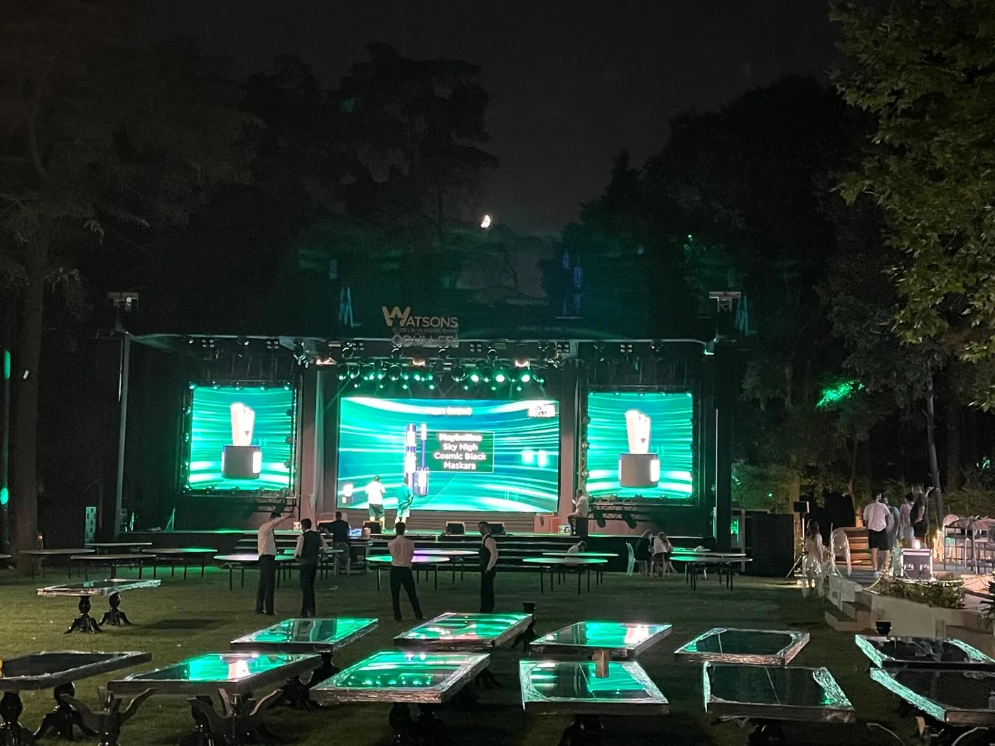 Açık hava etkinliğinde sahne arkasında ve yanlarda kullanılan dış mekan LED ekranlar