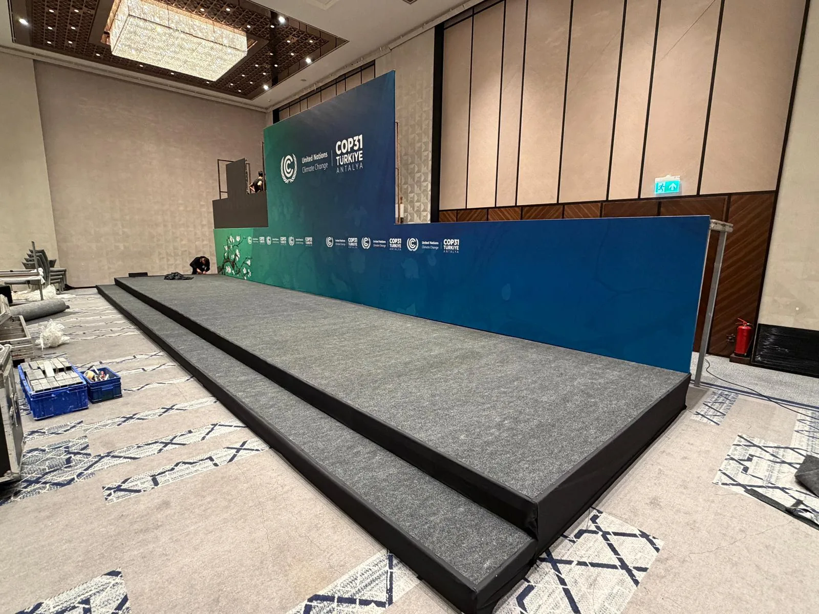 Stage platform setup — installation, safety, and logistics checkpoints