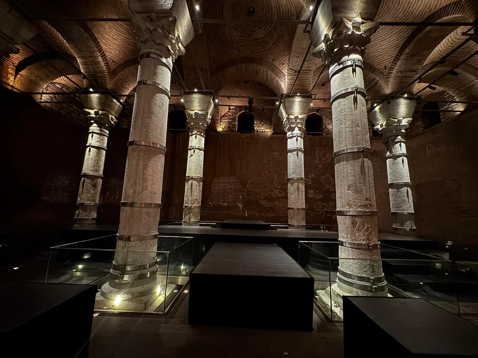 Lighting and architectural structure in a historic interior — acoustic and reflection risks