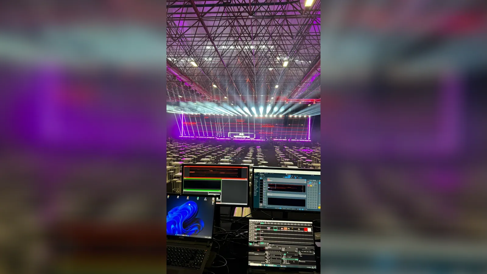 Işık kontrol masası, medya sunucuları ve sahne beam ışıkları