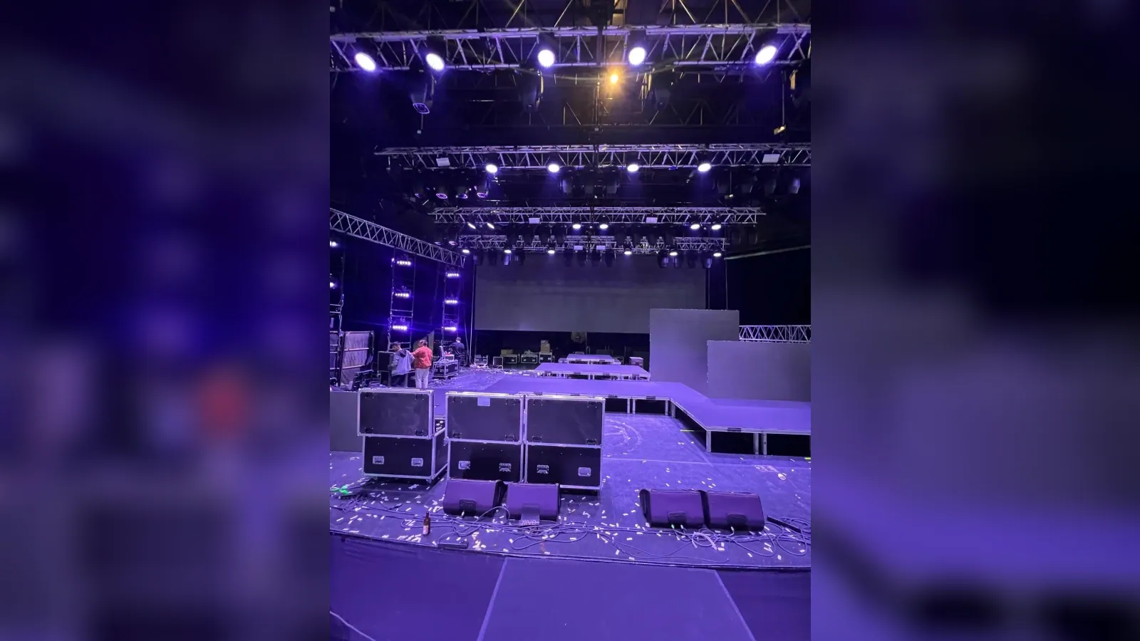 Sahne truss ve ışık kurulumu sırasında teknik hazırlık alanı