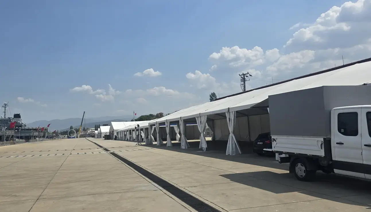 TEKNOFEST Kapsamında Gölcük'te Büyük Ölçekli Çadır ve Podyum Kurulumu