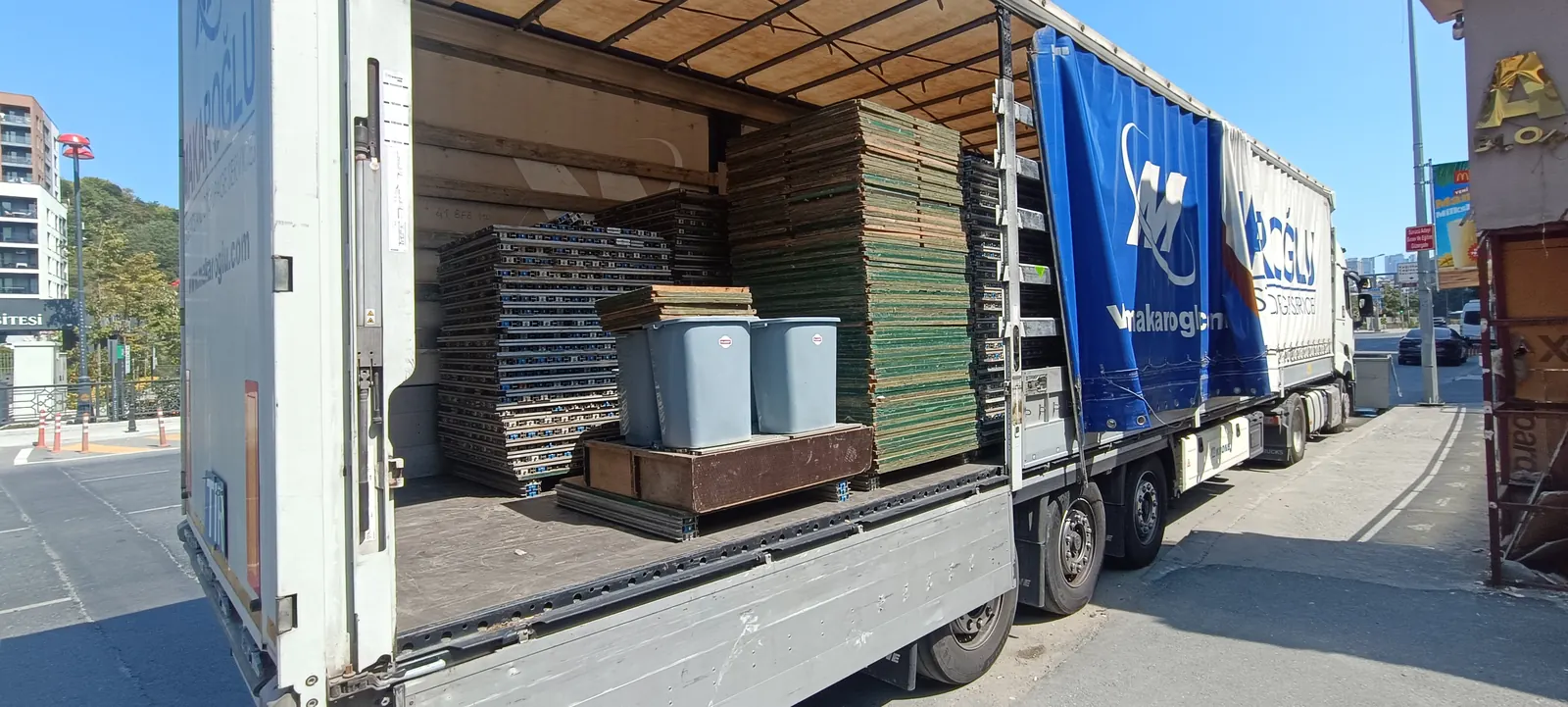 Podyum ve zemin sistemlerinin etkinlik kurulumu için araçla sevk edilmesi