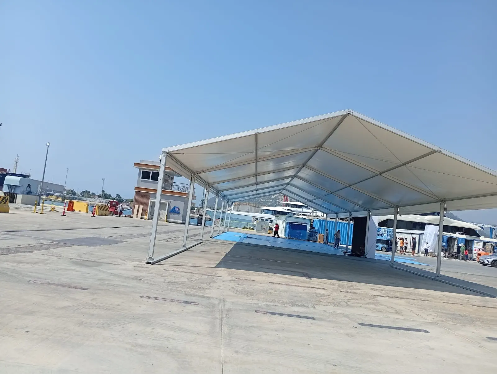 Liman etkinlik alanında çadır kurulumu için saha ve araç erişimi planı