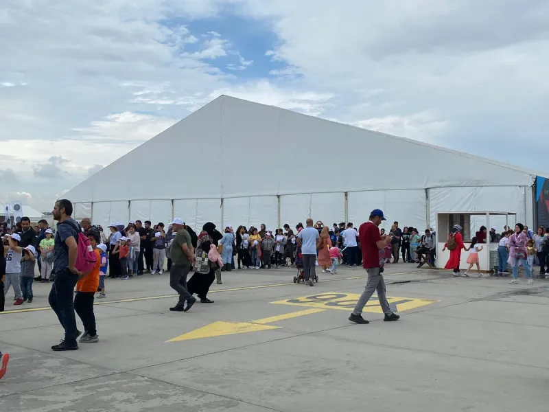 Etkinlik çadırı içinde sahne, oturma düzeni ve teknik geçiş planı