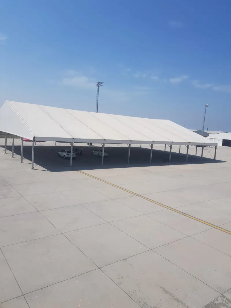 Beton saha üzerinde kolonsuz kurulan büyük açıklıklı çadır