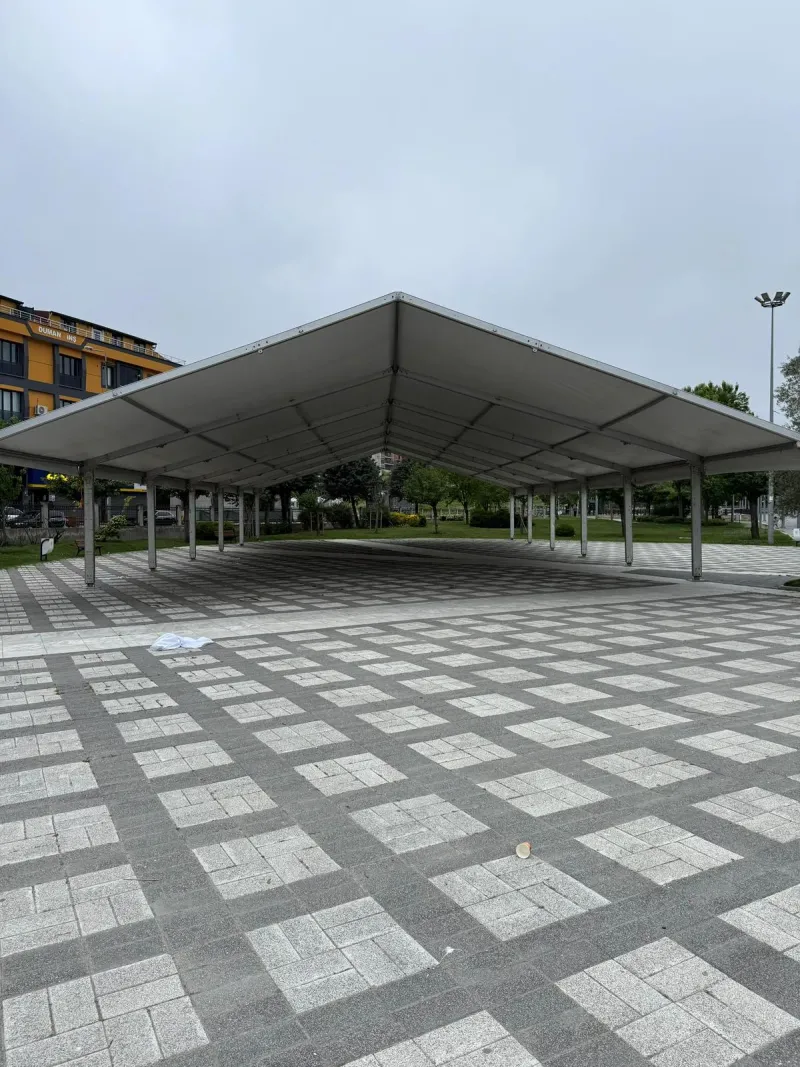 Meydanda kurulumu tamamlanmış büyük açıklıklı çadır