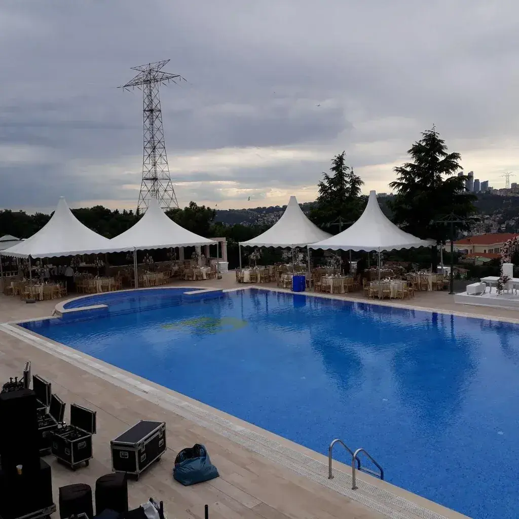 Havuz çevresinde yemekli davet düzeniyle hazırlanan pagoda çadırlar