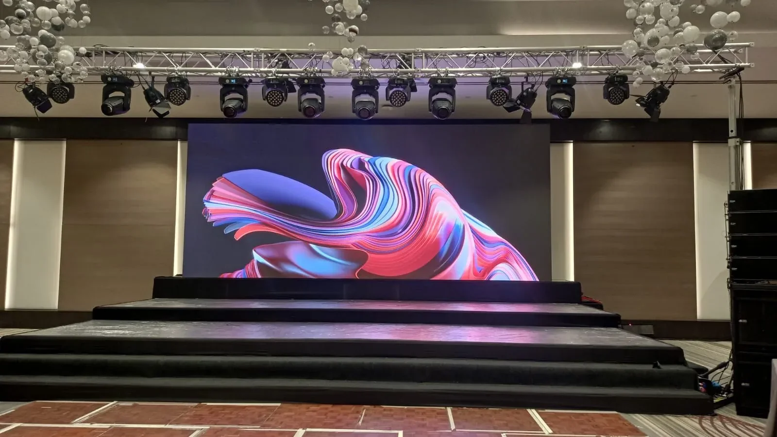 Açık hava festivalinde yüksek parlaklıklı LED ekran, gün ışığında net görüntü