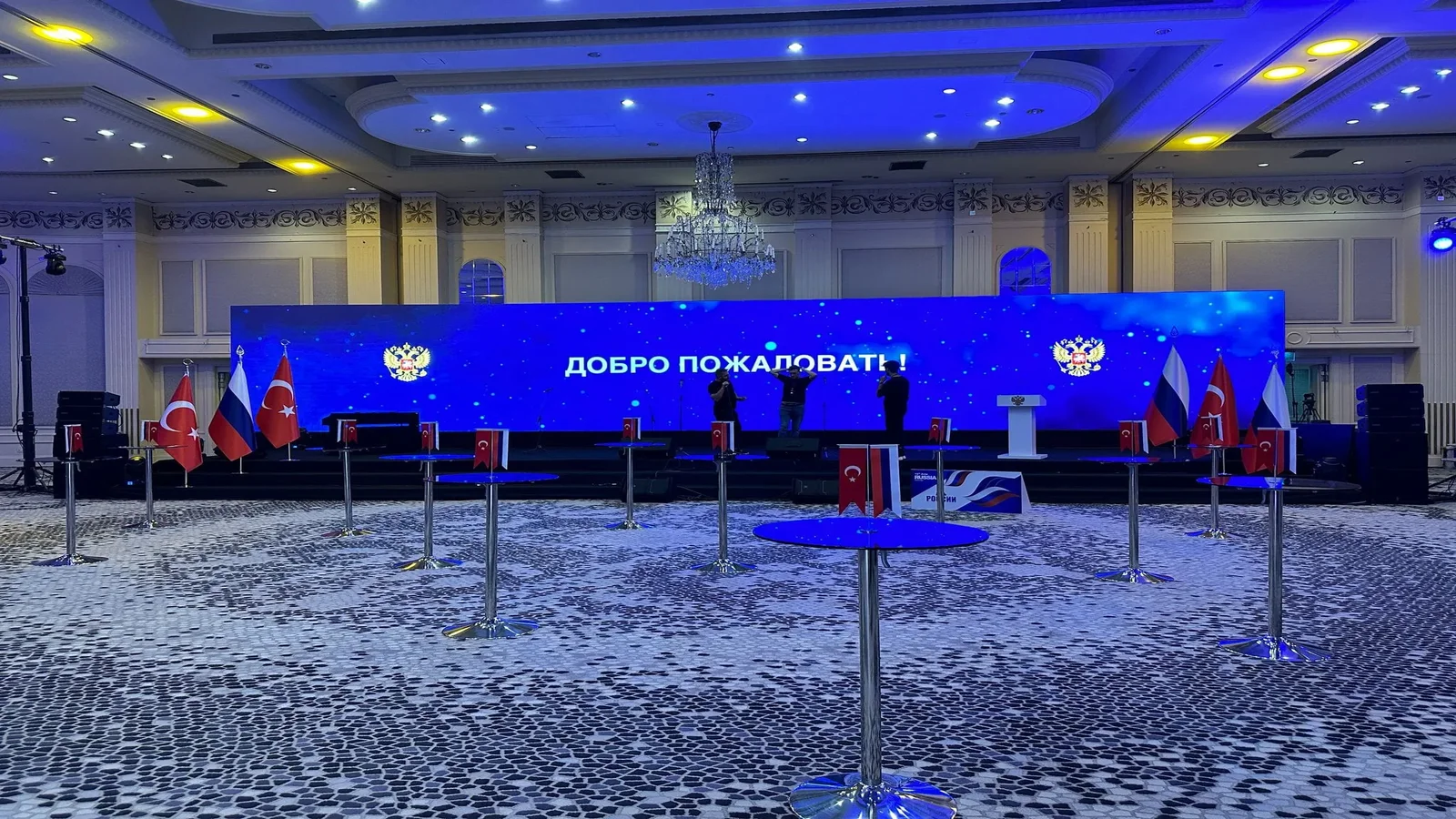 TV stüdyosunda kullanılan profesyonel LED ekran, canlı yayın için optimize edilmiş