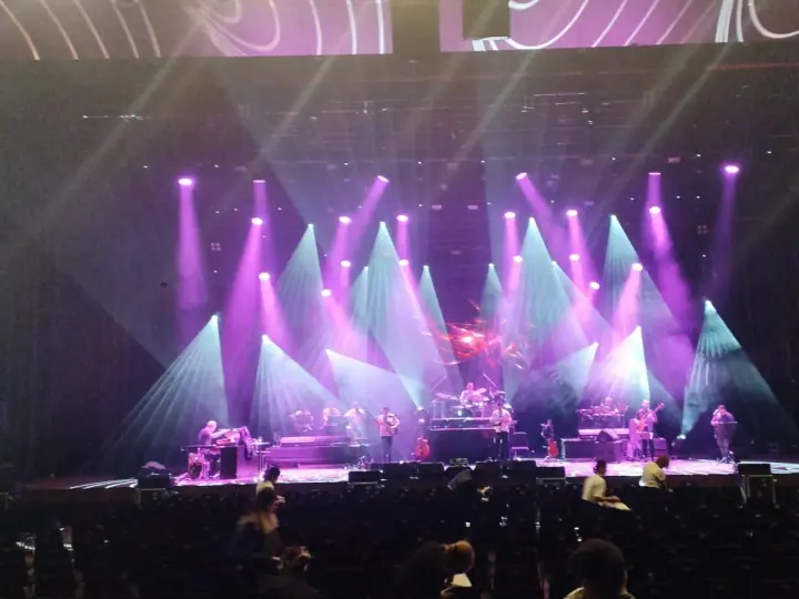 Geniş sahnede beam ışık show prodüksiyonu