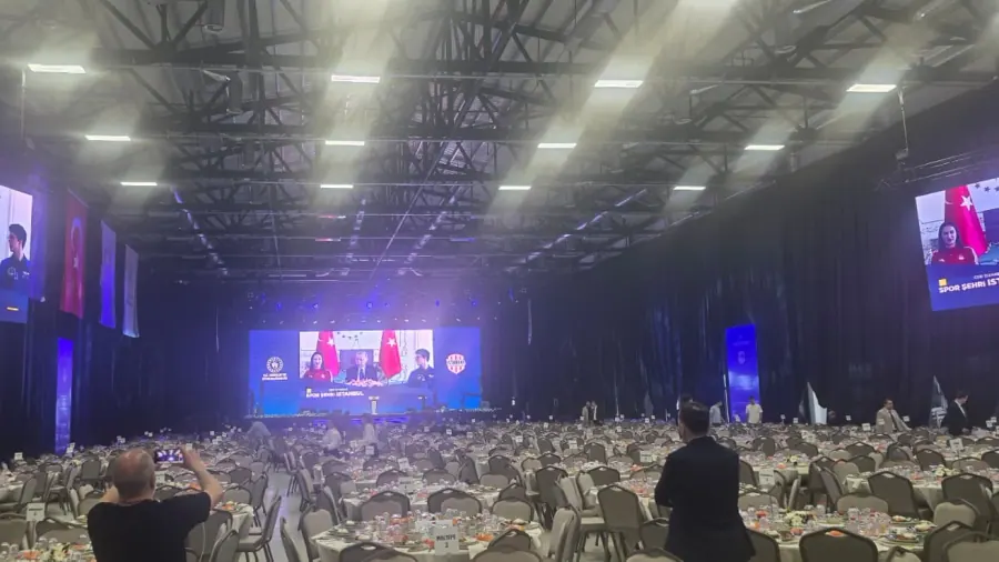 Sahneva 300 m² P1.9 indoor LED ekran kurulumu ile kurumsal gala ve konferans sahnesi