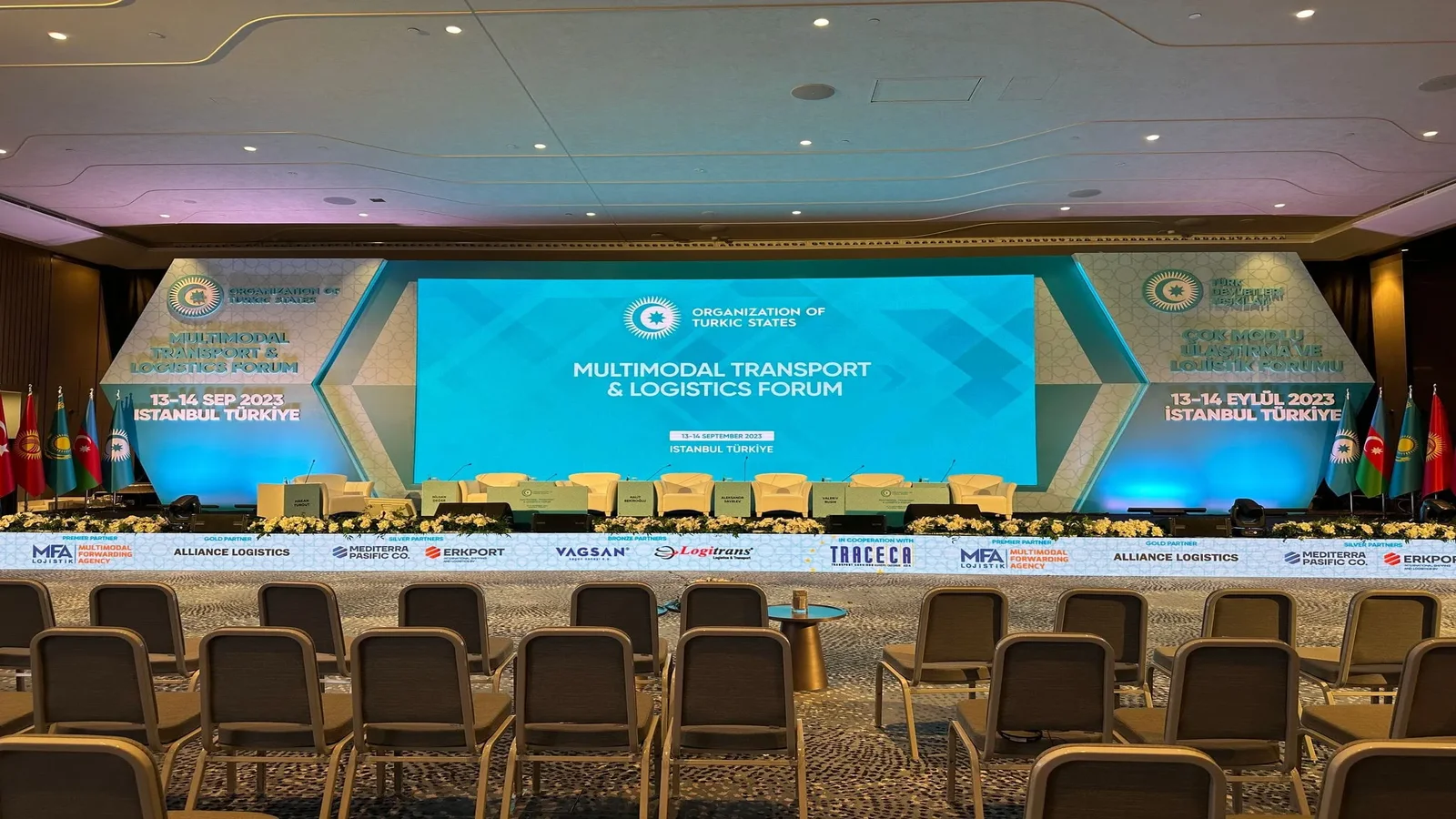 Uluslararası forum salonunda geniş LED ekran ve yan LED panolarla kurumsal sahne kurulumu