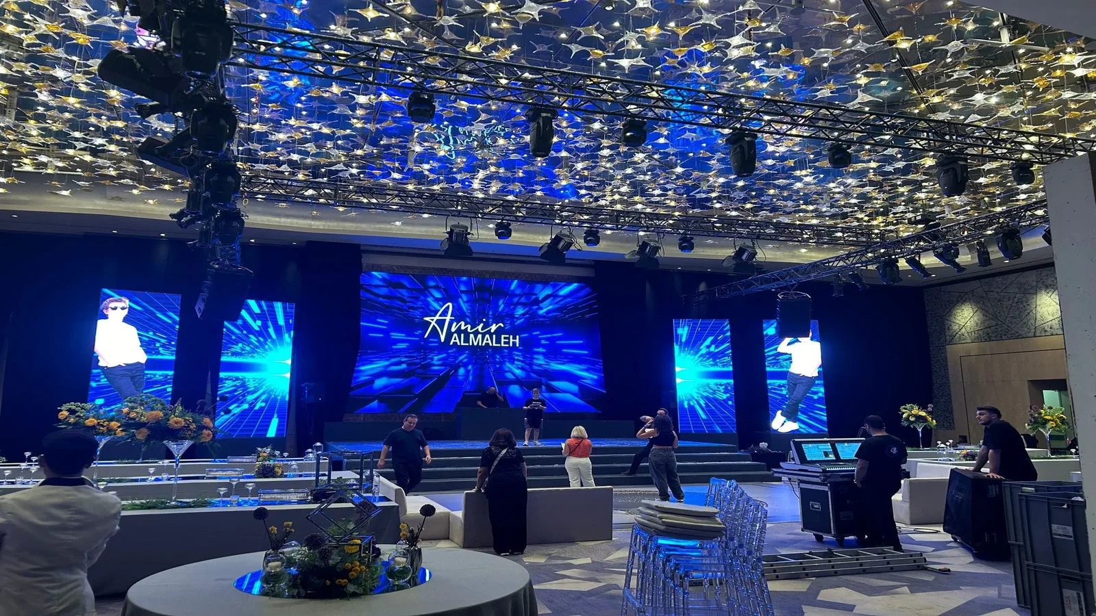 Gala salonunda truss, LED ekranlar ve teknik ekip ile kurulum hazırlığı