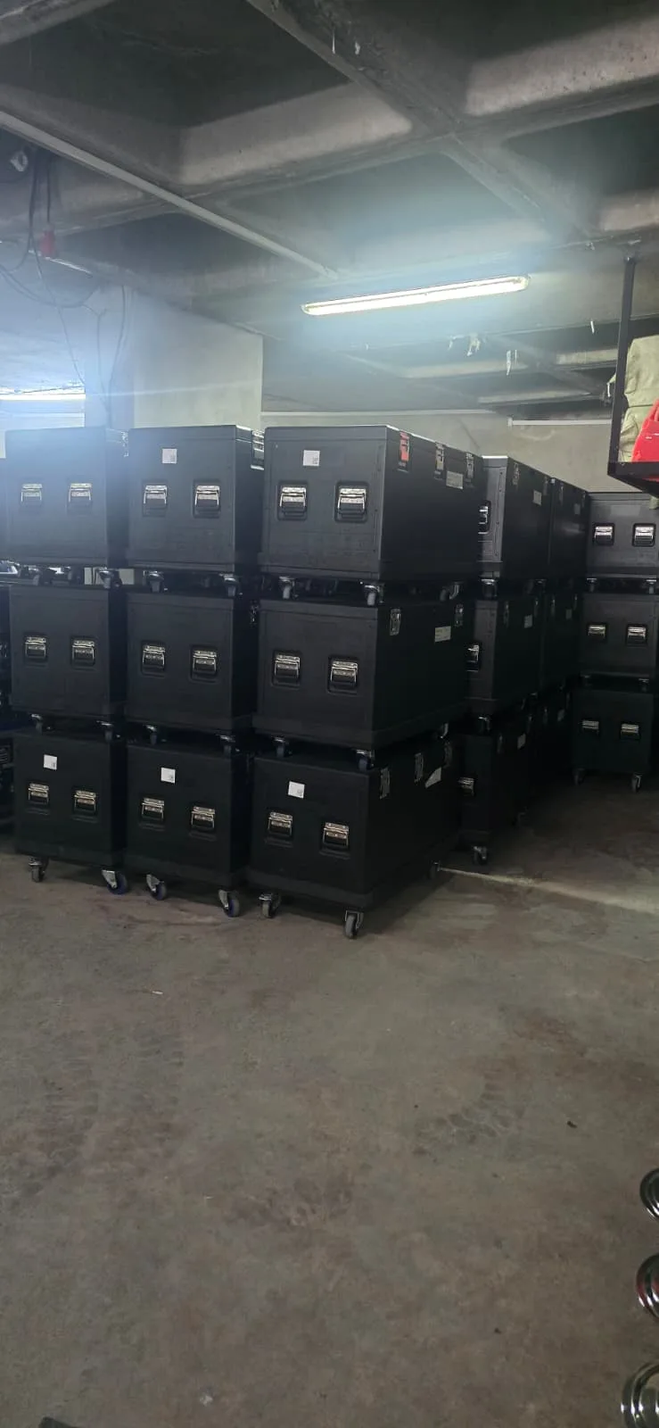 Sahneva deposunda tekerlekli flight case kasalarında saklanan Absen P1.9 LED ekran envanteri
