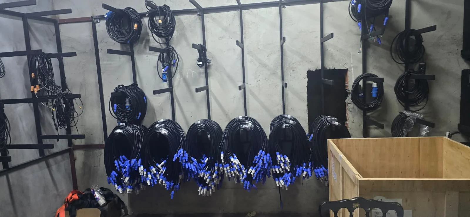 Sahneva deposunda Absen P1.9 LED ekranlar için hazırlanmış güç ve sinyal kabloları