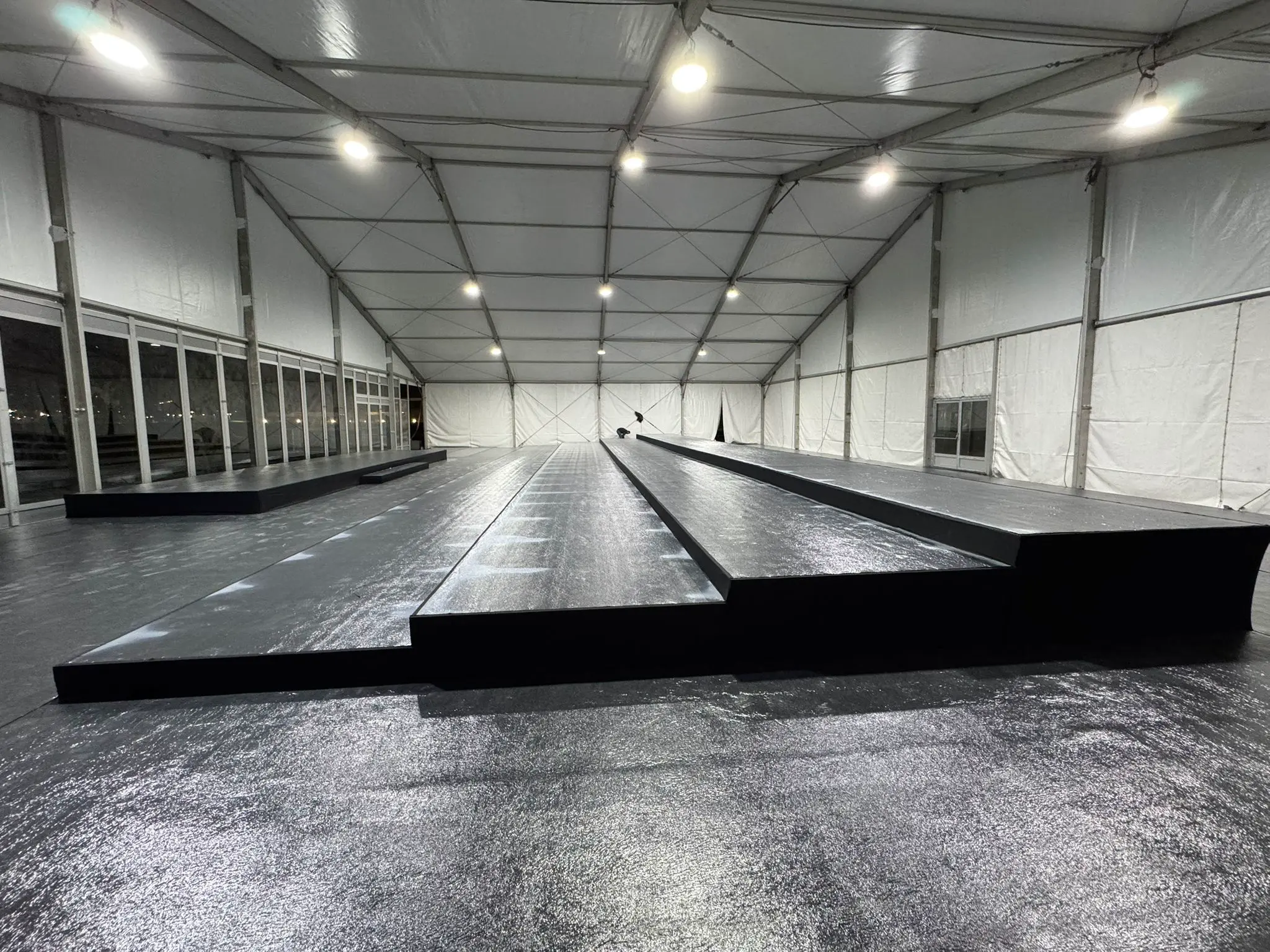 Konser alanında LED ekranla bütünleşen çok katlı podyum kurulumu