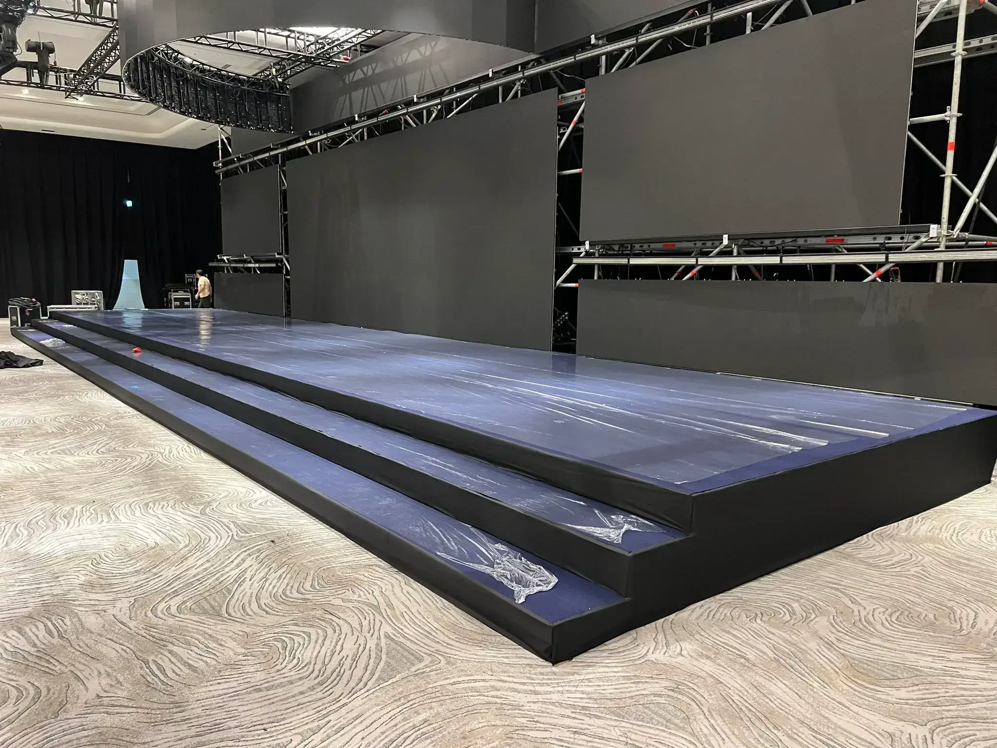 LED ekran ve truss yapısıyla kurulmuş kademeli modüler podyum sahnesi