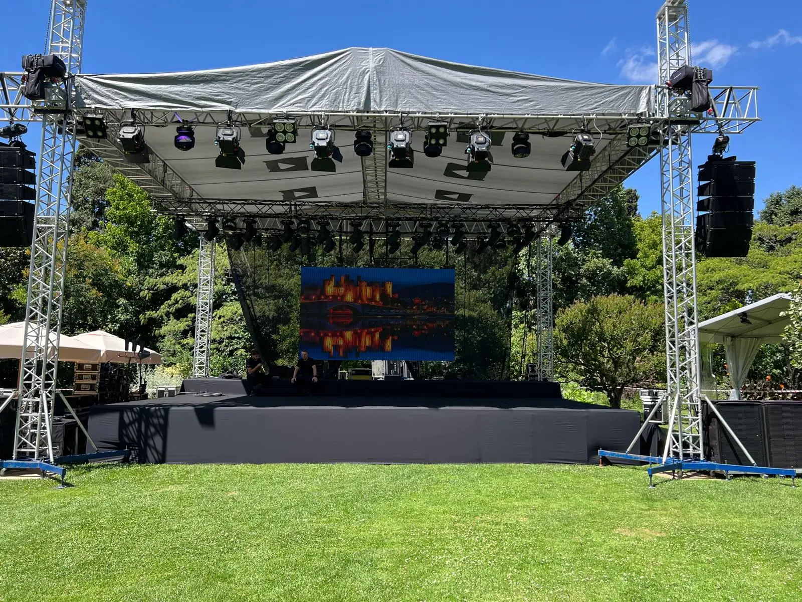 Festival stage wide-area installation – modular platform system