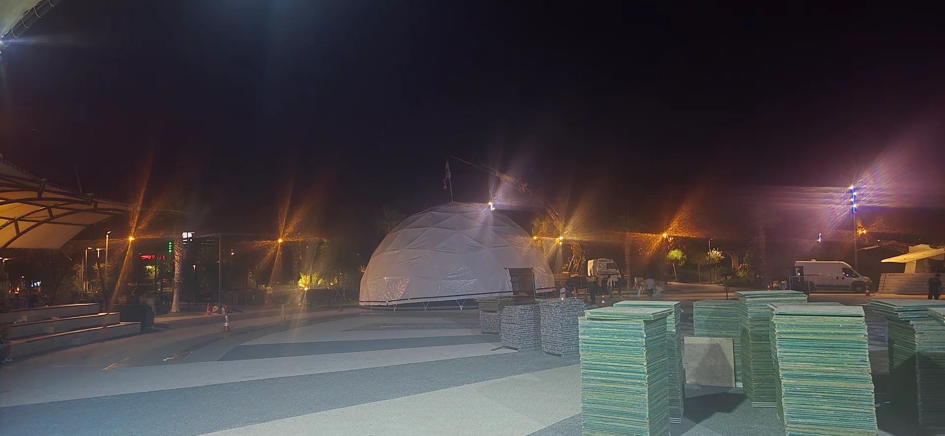 Fethiye kıyısında gece kurulumunda beyaz kaplaması takılmış jeodezik dome çadır