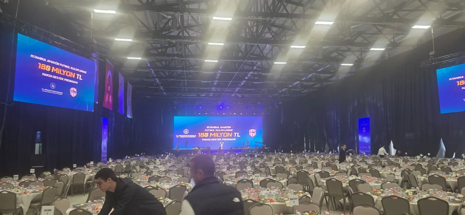 Millet Bahçesi Hangar Geniş Açı Protokol Salonu Kurulumu Millet Bahçesi Hangar kapalı alan protokol salonu geniş açı LED ekran sahne kurulumu