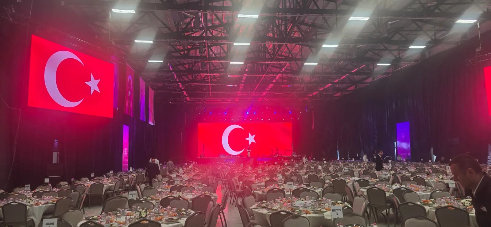 Kapalı Alan LED Ekran Salon Kurgusu Kapalı alan protokol etkinliği LED ekran Türk bayrağı salon kurgusu