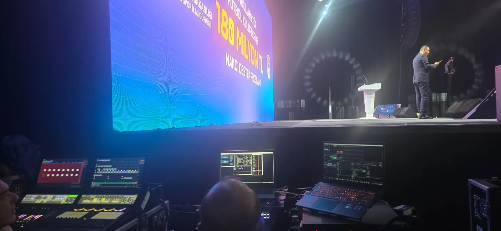 Sahne Podyum Basamak ve Platform Kurulumu Sahne podyum basamak platform ve LED ekran kurulum detayı
