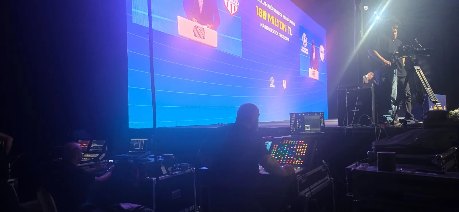 Ses Işık Reji ve Teknik Masa Kurulumu Kapalı alan protokol etkinliği ses ışık reji ve teknik masa kurulumu