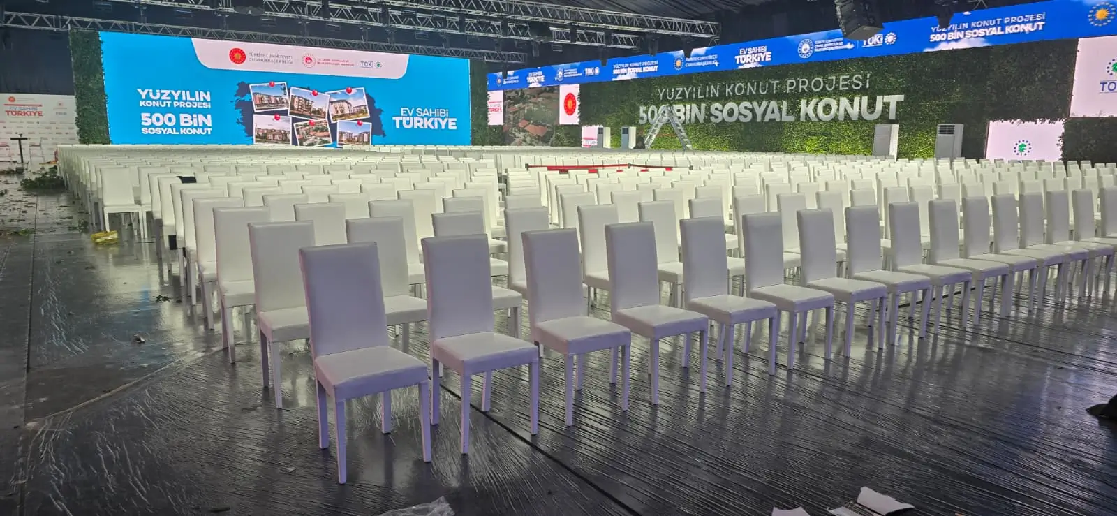 24×8 m podyum önüne yerleştirilmiş protokol oturma alanı ve LED ekran arka plan kurulumu