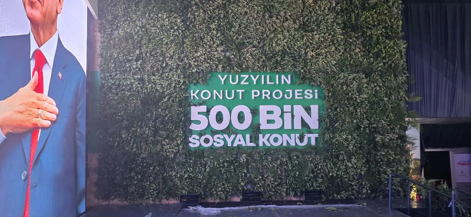 Yeşillik dekor arka plan üzerine konumlandırılmış projeye özel sosyal konut tanıtım panosu