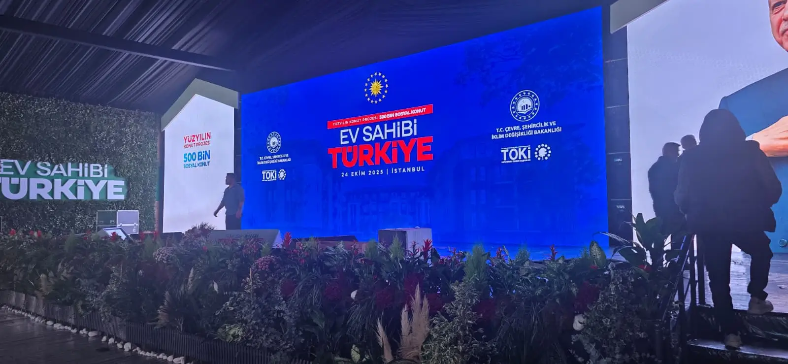 P2 LED ekran ve yeşil duvar dekorlu sahne alanı genel görüntüsü