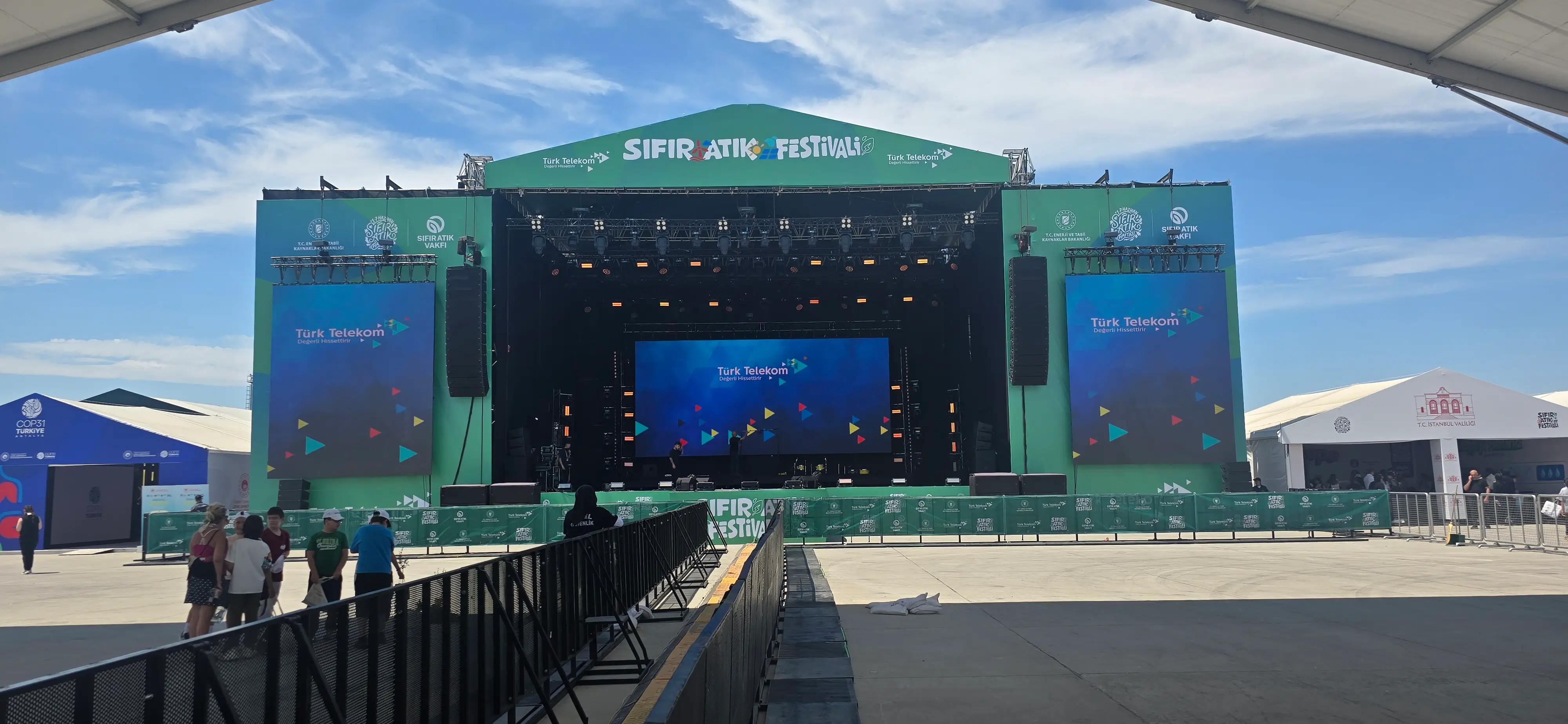 Sıfır Atık Festivali ana sahne geniş açı LED ekran ve seyirci alanı kurulumu