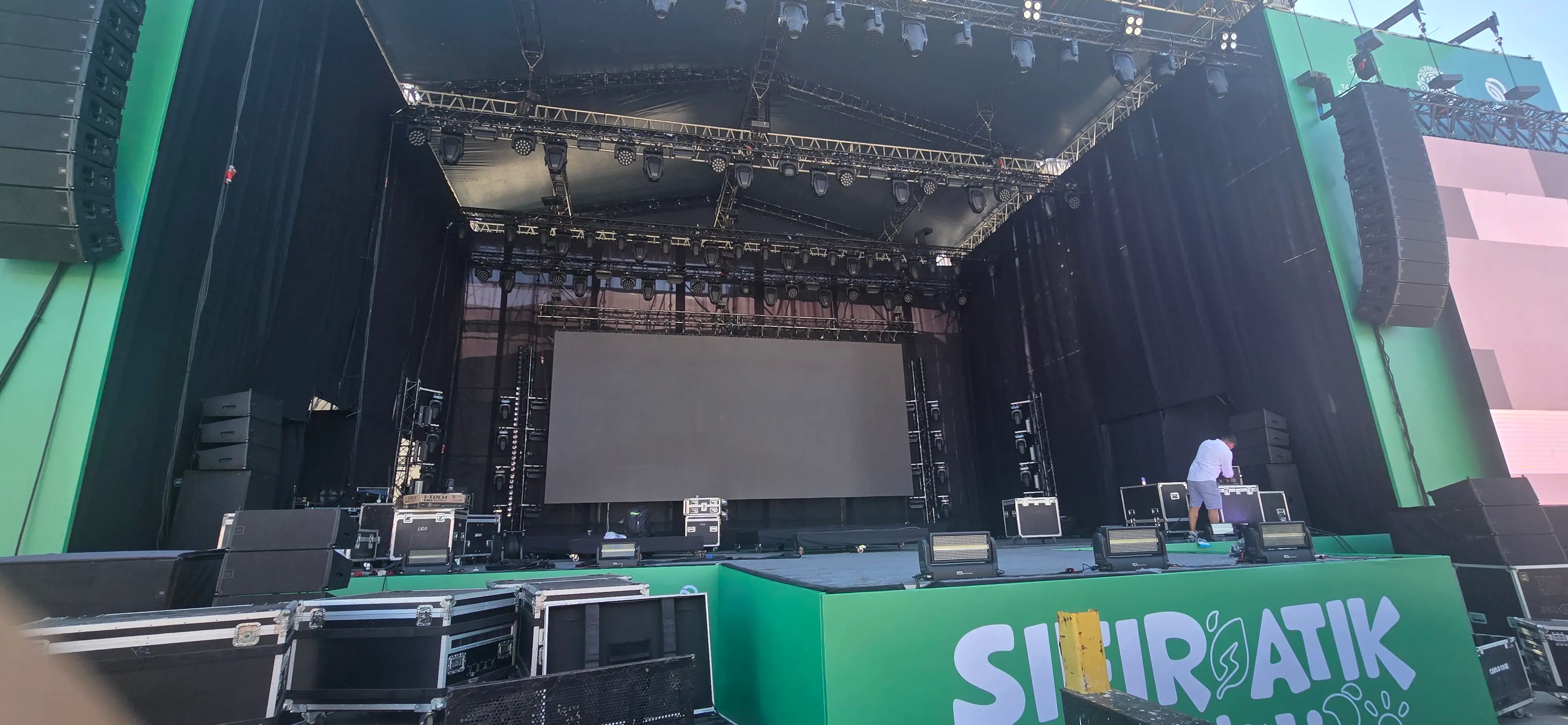 Sıfır Atık Festivali sahne içi podyum, truss ve LED ekran kurulum düzeni