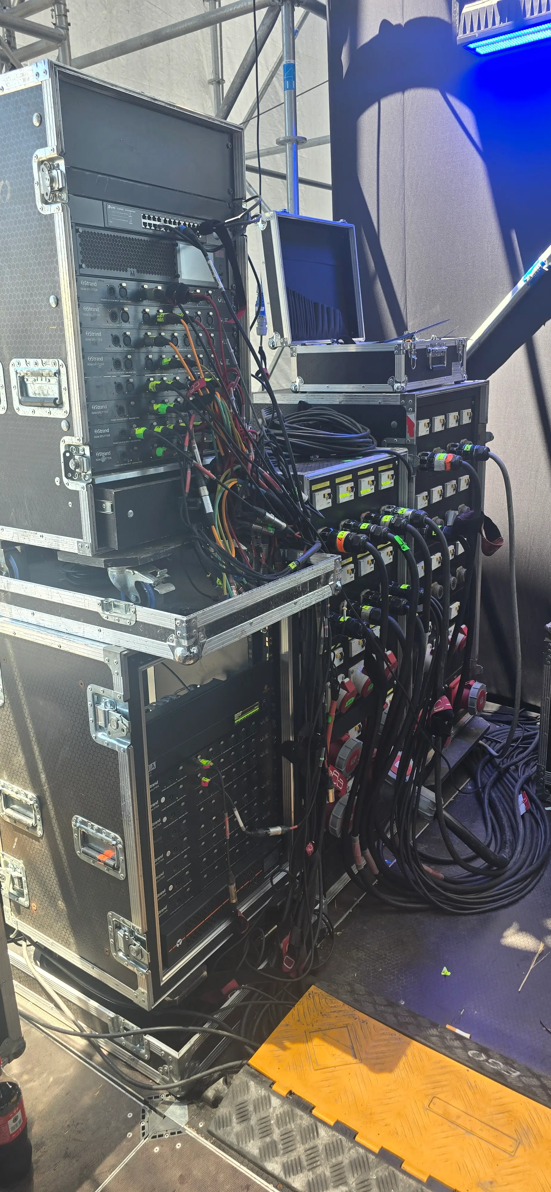Sıfır Atık Festivali teknik rack, enerji ve sinyal altyapısı yakın plan bağlantıları