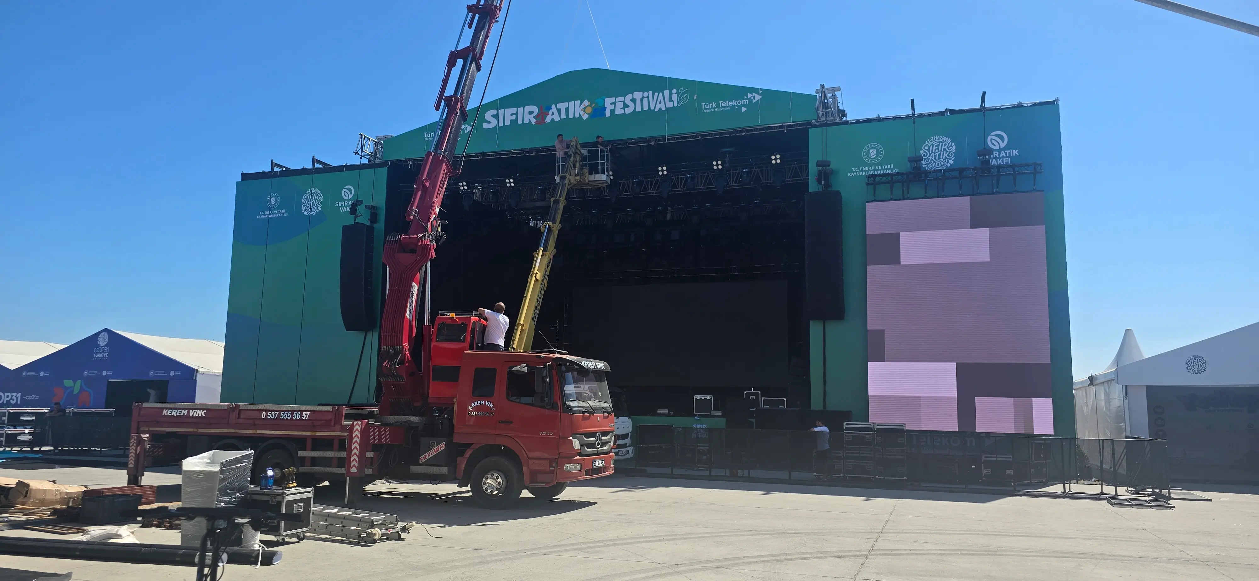 Sıfır Atık Festivali vinç destekli ana sahne ve LED ekran kurulum operasyonu