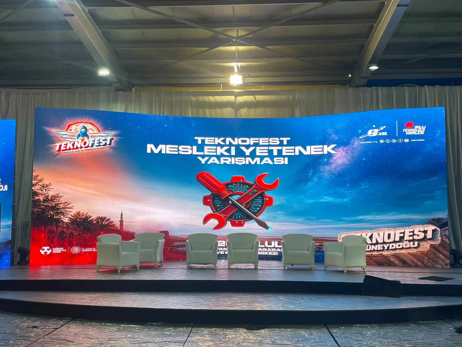 TEKNOFEST Mesleki Yetenek Yarışması sahnesinde P1.9 curved LED yüzeyin yakından görünümü ve önündeki konuşmacı koltukları