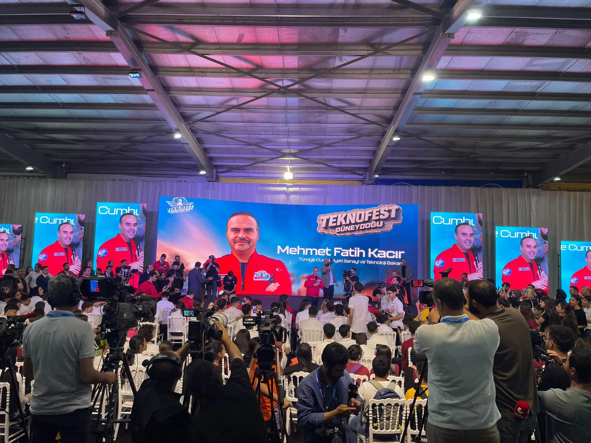 Sanayi ve Teknoloji Bakanı Mehmet Fatih Kacır’ın sahnede yer aldığı TEKNOFEST Diyarbakır programında P1.9 LED ekranlar, kameralar ve izleyici alanı