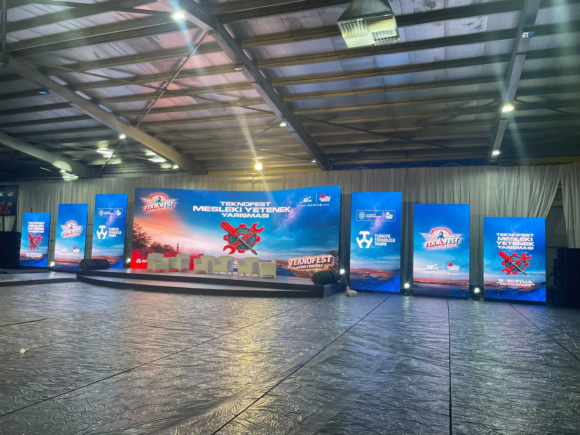 Diyarbakır TEKNOFEST kurulumunda ana ekranın iki yanında farklı yüksekliklerde sıralanan modüler P1.9 dikey LED totemler