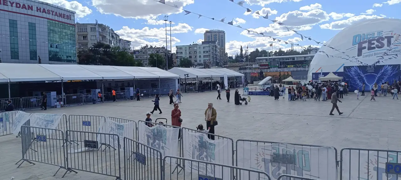 DicleFest Şanlıurfa Açık Alan Festival Yerleşimi Şanlıurfa DicleFest açık alan festival yerleşimi ve ziyaretçi yönlendirme alanı