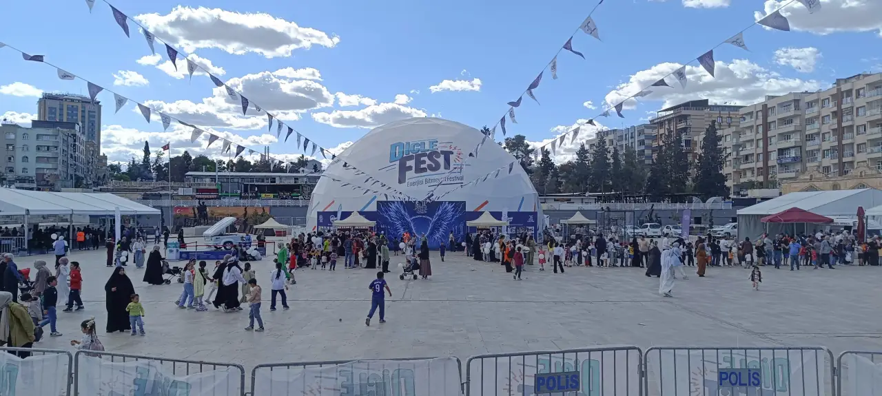 Topçu Meydanı DicleFest Festival Alanı Topçu Meydanı DicleFest Şanlıurfa festival alanı ve çadır yerleşimi