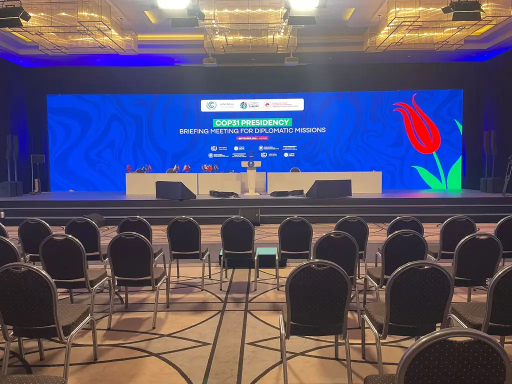 COP31 diplomatik misyonlar bilgilendirme toplantısında geniş P1.9 indoor LED ekranlı konferans sahnesi